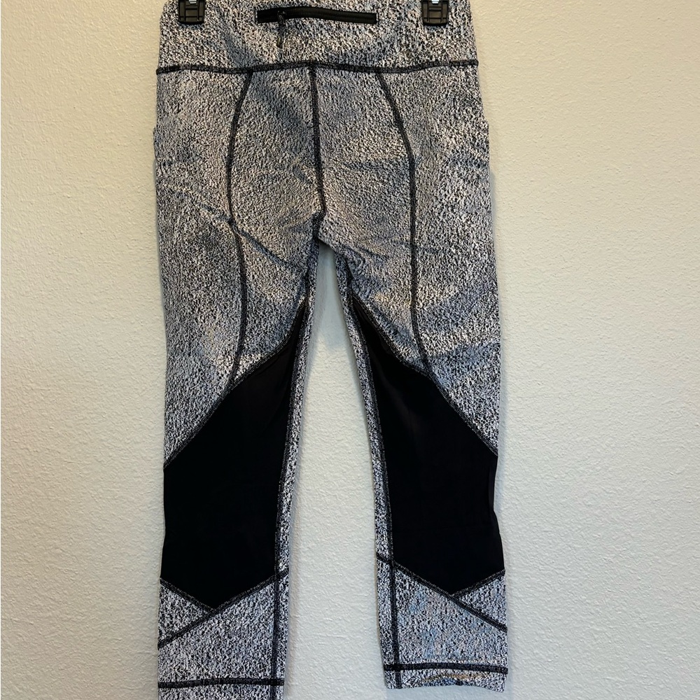 Lululemon athletic capri pocket leggings